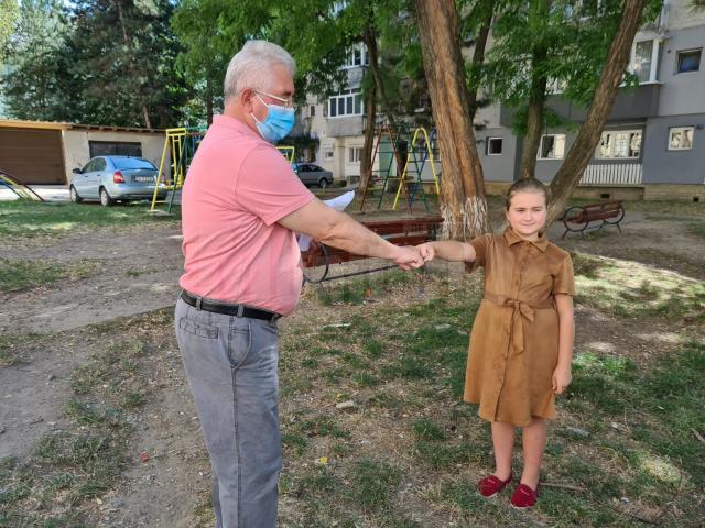 Primarul Ion Lungu si Elena Semean la locul de joaca