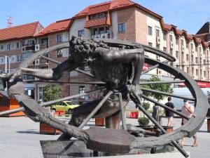 Vernisajul expoziției sculptorului Ion Mândrescu are loc miercuri, 19 august, pe esplanada Casei de Cultură a Sindicatelor din Suceava