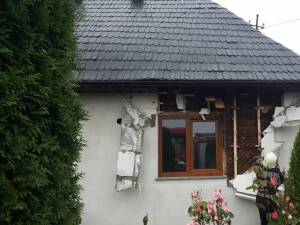 Casa lovita de trasnet care a insotit ploaia torentiala la Vicovu de Jos