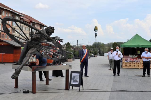 Vernisajul expoziției „Omul, timpul, spațiul”, prima la Suceava, a renumitului sculptor sucevean Ion Mândrescu