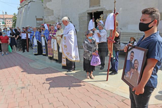 Slujba de înmomântare pentru Marius Cernescu și fiica sa a fost făcută la Biserica Sf. Înviere, în aer liber