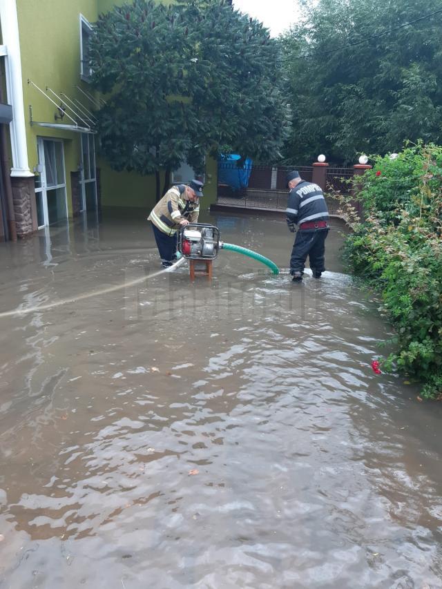 Curti inundate la Radauti in urma ploii abundente