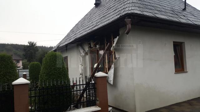 Fulgerul a lovit un perete al casei, distrugand izolatia