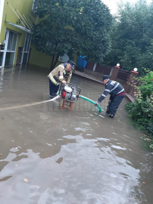 Pompierii au actionat cu motopompe pentru evacuarea apei din curti