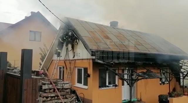Acoperișul casei a ars, iar apa de stingere a distrus interioarele casei cu tavane de lut