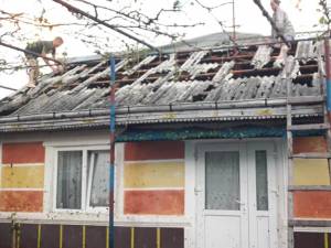 Mai multe gospodarii din satul Budeni au fost afectate de grindină