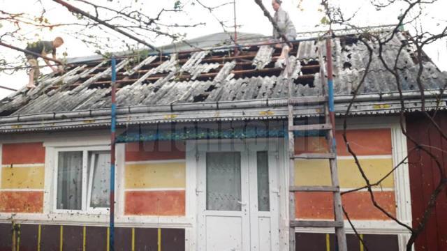 Mai multe gospodarii din satul Budeni au fost afectate de grindină