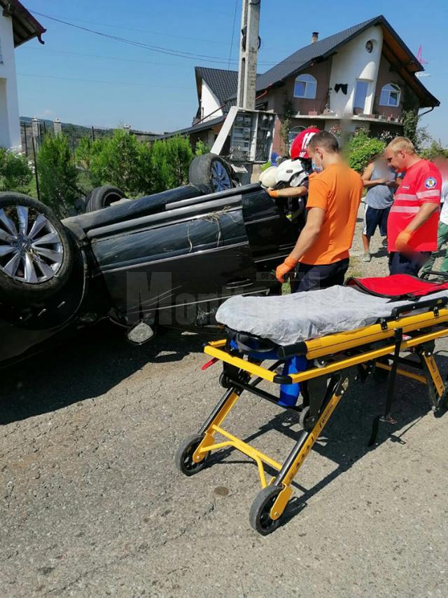 O femeie și fiul ei în vârstă de 4 ani, la spital după ce mașina în care se aflau s-a răsturnat