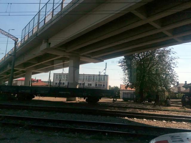 Bărbat accidentat grav în timp ce traversa calea ferată pe sub pasarela de la Ițcani