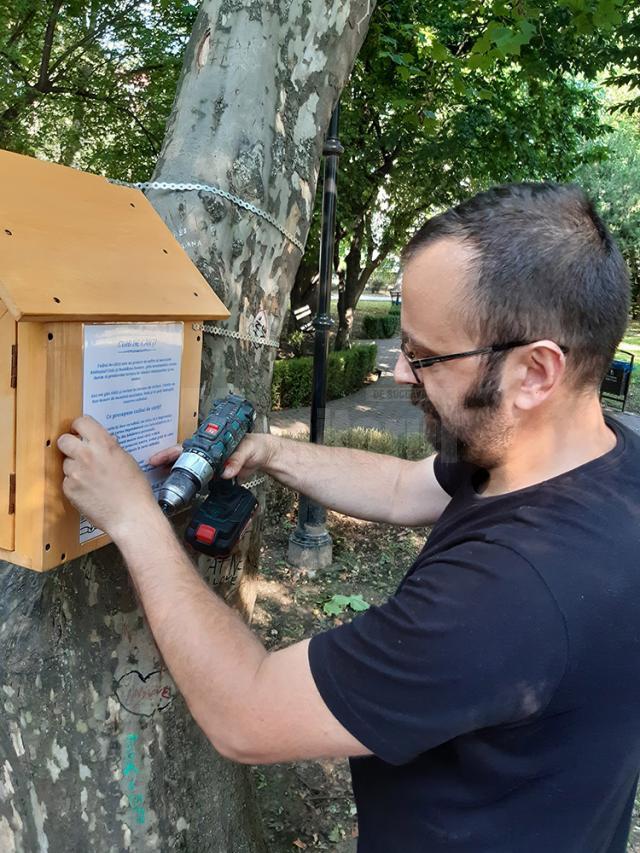 Voluntarii Asociației „Rădăuțiul Civic” au realizat, montat și amplasat recent două „cuiburi de cărți” în Parcul „Bogdan Vodă” și în parcul central din Rădăuți
