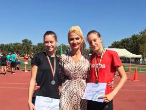 Antrenoarea Erzilia Țîmpău alaturi de cele două medaliate la Naționalele de juniori I