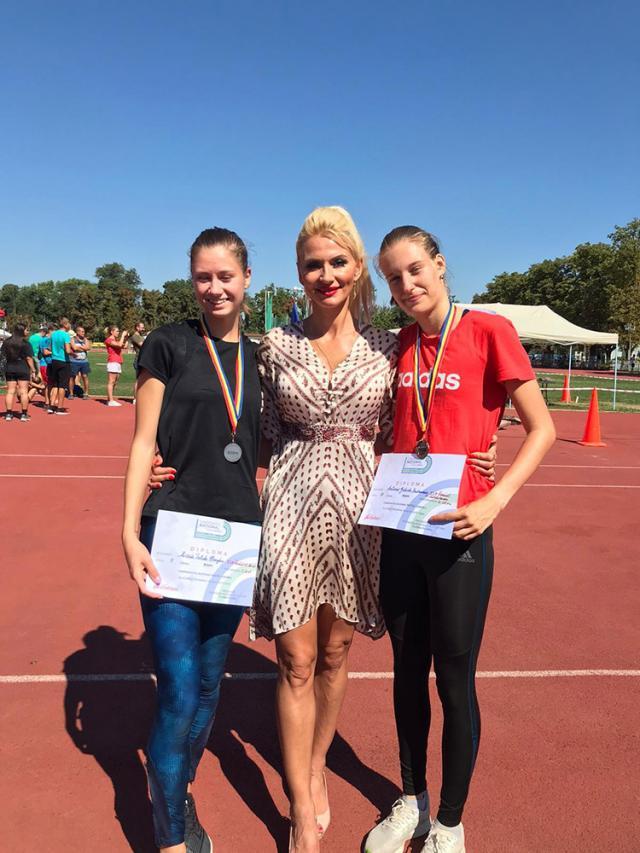 Antrenoarea Erzilia Țîmpău alaturi de cele două medaliate la Naționalele de juniori I