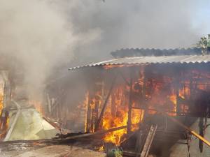 A provocat un incendiu devastator după ce a igienizat poiata păsărilor cu flacără