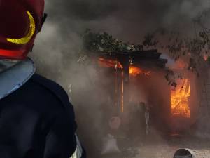 A provocat un incendiu devastator după ce a igienizat poiata păsărilor cu flacără