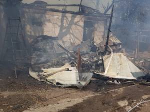 A provocat un incendiu devastator după ce a igienizat poiata păsărilor cu flacără