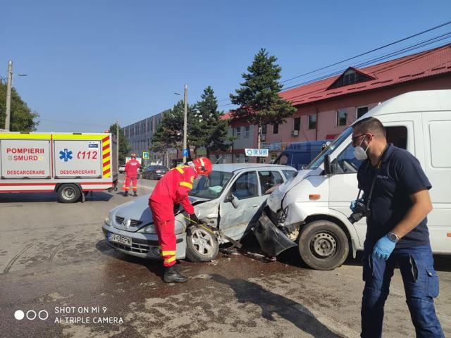 O mașină în care erau trei adulți și doi copii, lovită violent pe o stradă din Suceava