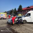 O mașină în care erau trei adulți și doi copii, lovită violent pe o stradă din Suceava