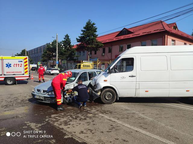 O mașină în care erau trei adulți și doi copii, lovită violent pe o stradă din Suceava