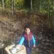 Copii personalului silvic au dat o mână de ajutor la umplerea sărăriilor cu bulgări de sare, pentru animale