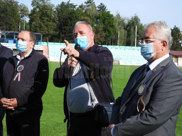 Ion Lungu și Gheorghe Flutur, proprietari de Ciobănești Românești de Bucovina, alături de președintele clubului, Viorel Gașpar 1