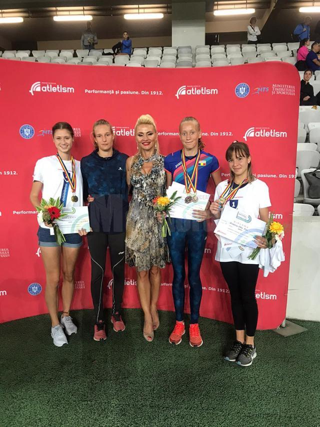 Antrenoarea Erzilia Țîmpău, alături de atletele sale