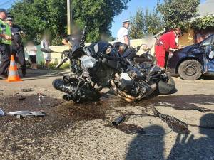 Impactul dintre motocicletă şi mașină a fost violent