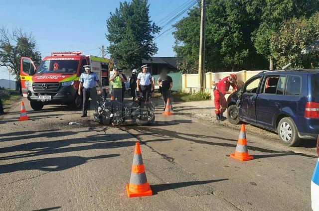 Tânăr pe motocicletă, rănit grav de o mașină