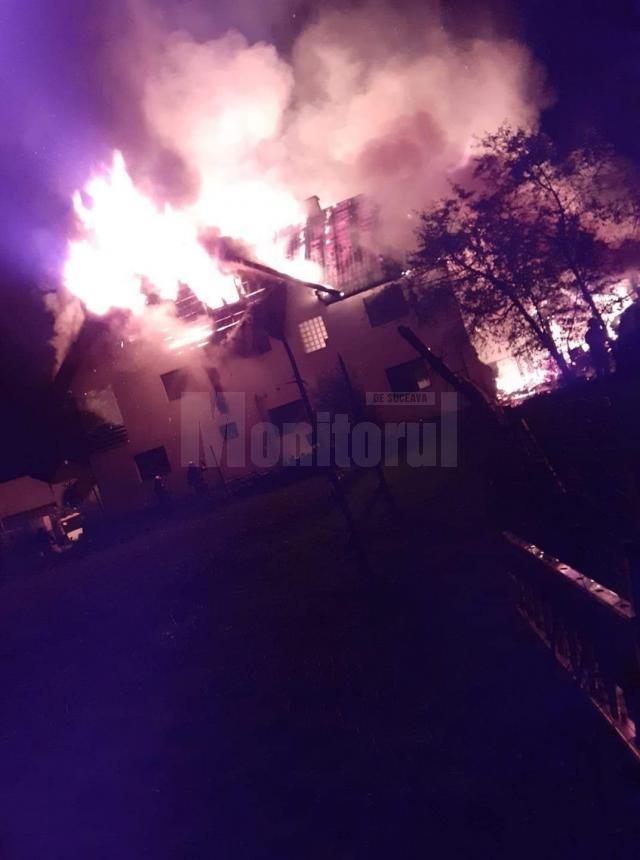 Incendiul violent a cuprins acoperisurile cladirilor anexe si a casei de locuit