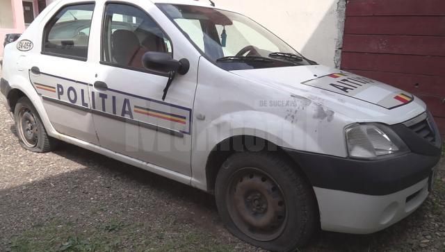 Mașina de poliție cu cauciucurile tăiate de Samir Stancu şi încă o persoană