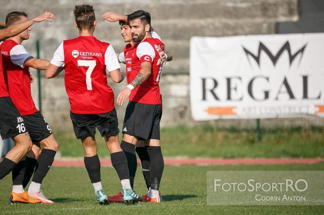 Eduard Julei este felicitat de colegi după reușita din minutul 16. Foto Codrin Anton (FotoSport)