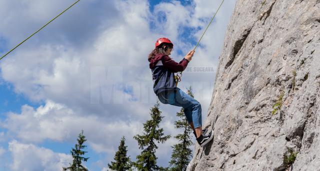 Alpinism în Munții Rarău pentru voluntarii din Asociația Tinerilor Ortodocși Suceveni