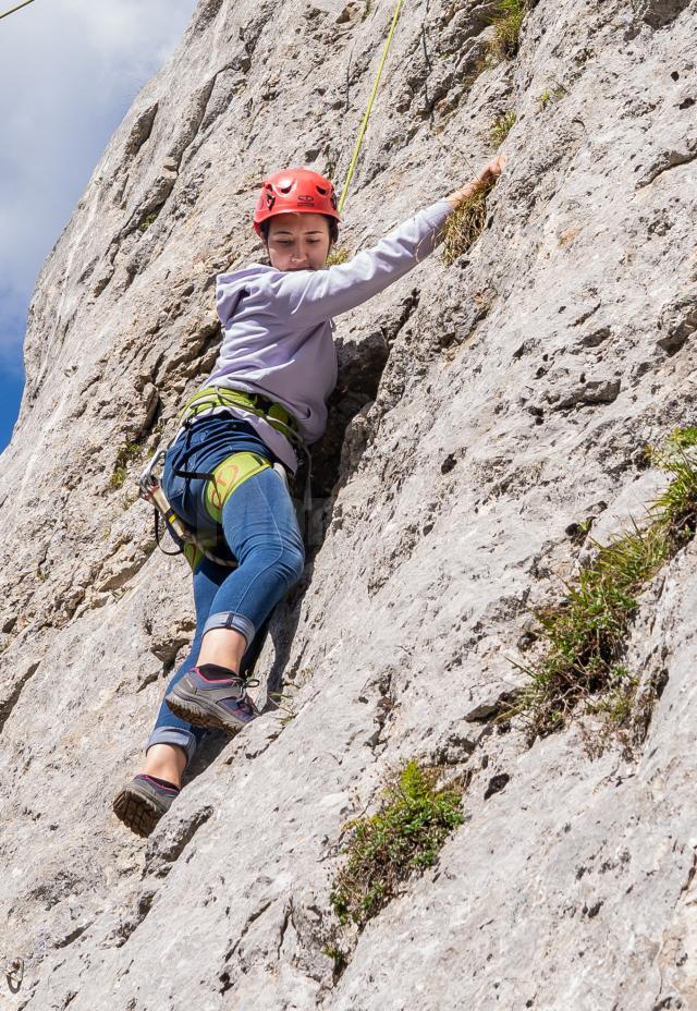 Alpinism în Munții Rarău pentru voluntarii din Asociația Tinerilor Ortodocși Suceveni