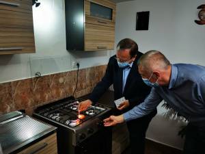 Gheorghe Flutur și primarul Eduard Dziminschi au fost invitați în casa unei familii care s-a racordat deja la noua rețea de gaze naturale din comuna Moara
