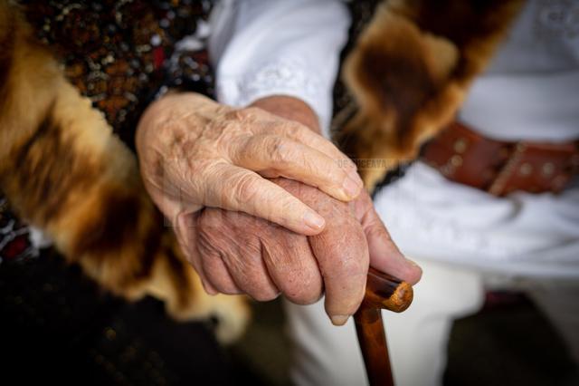 O familie din Vatra Moldoviței sărbătorește 70 de ani de căsătorie