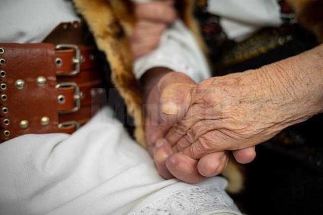 O familie din Vatra Moldoviței sărbătorește 70 de ani de căsătorie