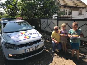 Polițiștii au oferit rechizite și ghiozdane copiilor din mai multe comunități nevoiașe