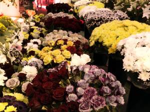 Florăresele din Piața Mare au rămas cu marfa neatinsă în prima zi de școală