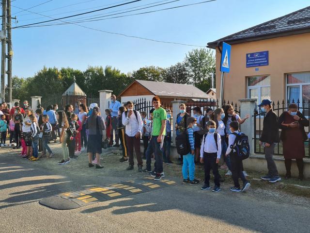 Poarta, bariera dintre elevi și părinți cu școala din Mitocu Dragomirnei