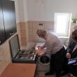 Ion Lungu a aprins flacăra aragazului la una dintre primele locuințe din Burdujeni Sat racordate la noua rețea de gaz metan