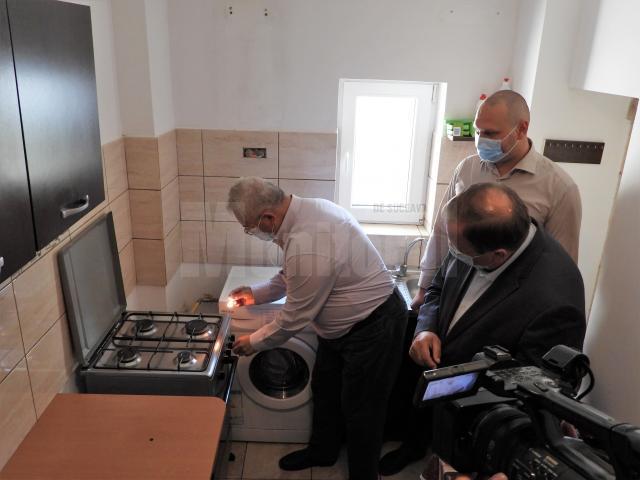 Ion Lungu a aprins flacăra aragazului la una dintre primele locuințe din Burdujeni Sat racordate la noua rețea de gaz metan