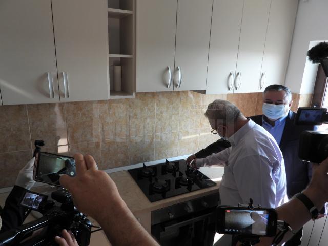 Ion Lungu și deputatul Ioan Balan au aprins flacăra aragazului la una dintre primele locuințe din Burdujeni Sat racordate la noua rețea de gaz metan