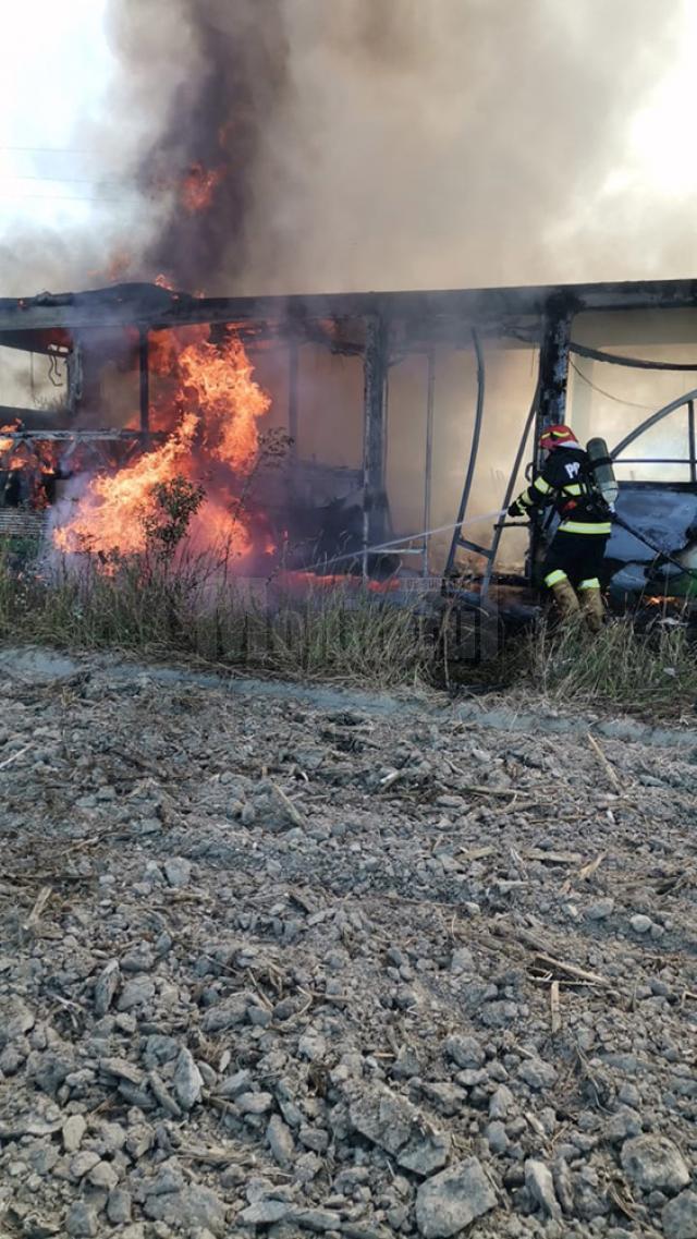 Autobuzul a fost cuprins de flăcări, cei patru pasageri şi șoferul reușind să iasă la timp