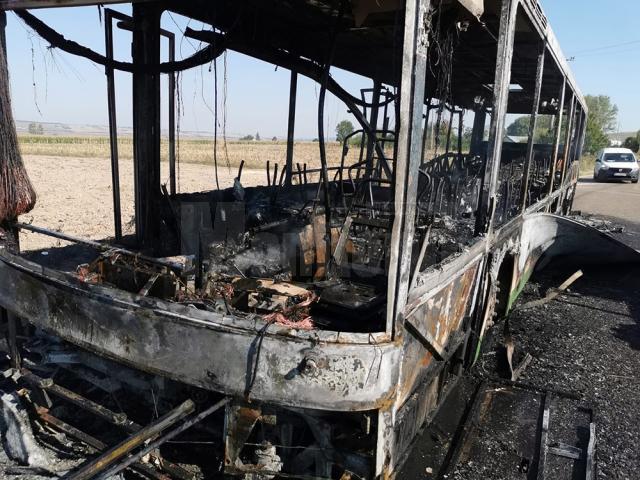 Autobuzul s-a făcut scrum în urma incendiului