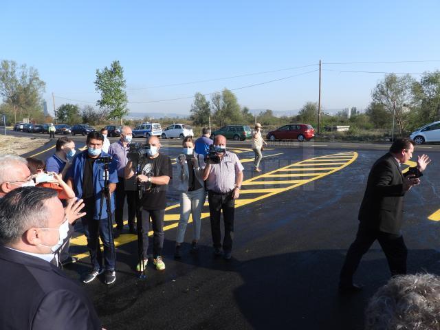 Andrei Neșculescu cerând tuturor să stea la distanță, până aduce o mască din mașină