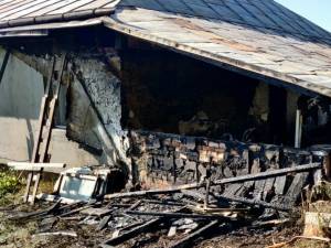 In incendiu a fost distrus partial si acoperisul casei de locuit