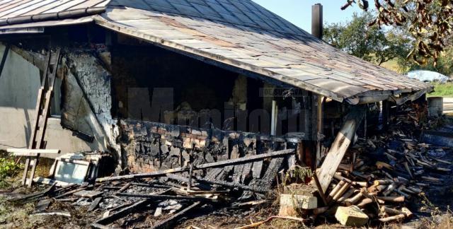 In incendiu a fost distrus partial si acoperisul casei de locuit