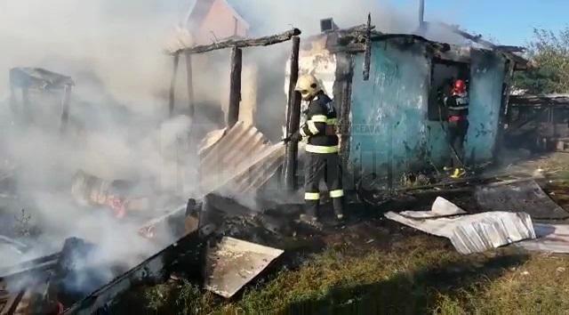 Locuință distrusă într-un incendiu, izbucnit de la jarul din sobă
