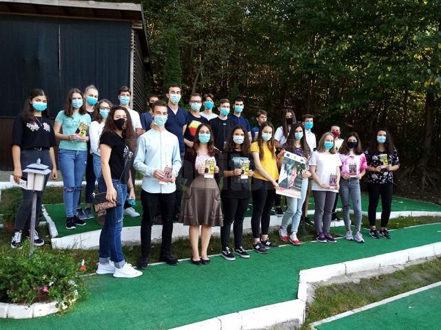 Dezbateri în aer liber cu voluntari ai Asociației Tinerilor Ortodocși Suceveni