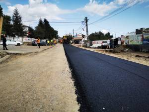 Flutur anunță că la Hârtop au început lucrările de asfaltare a drumului dintre Fălticeni și Liteni