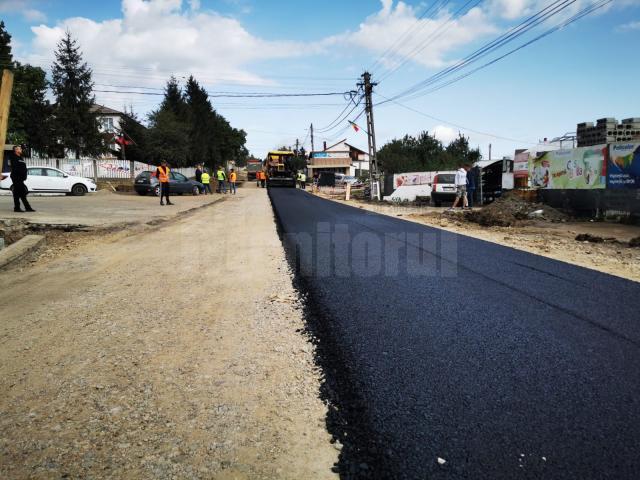 Flutur anunță că la Hârtop au început lucrările de asfaltare a drumului dintre Fălticeni și Liteni